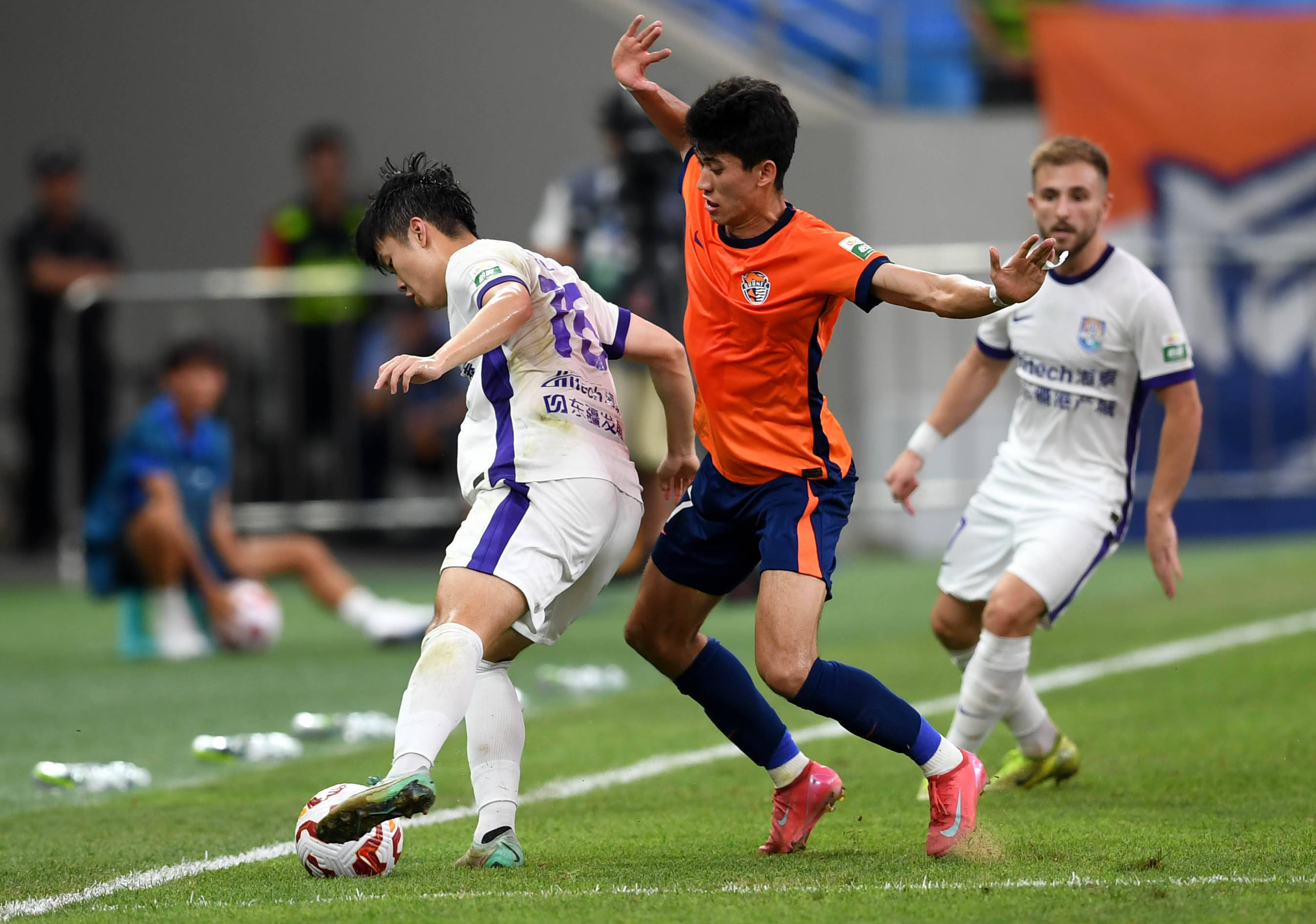 通过中场的 通过中场的