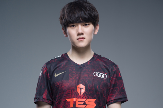 而她的出现 而她的出现